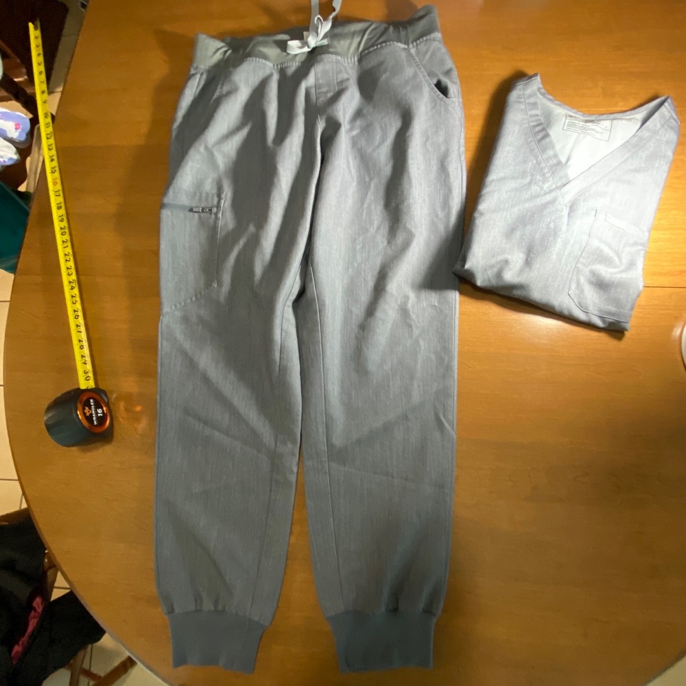 FIGS Technical Collection Gray Catarina Top and Zamora Joggers Scrubs Set Large - Picture 8 of 11